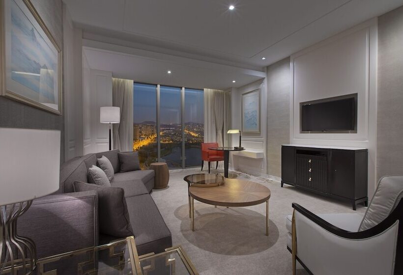 Люкс Клуб, Sheraton Qingdao Licang