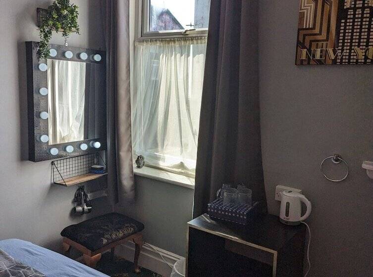 スタンダードルーム, The Mercury, Blackpool   Over 21 S Only