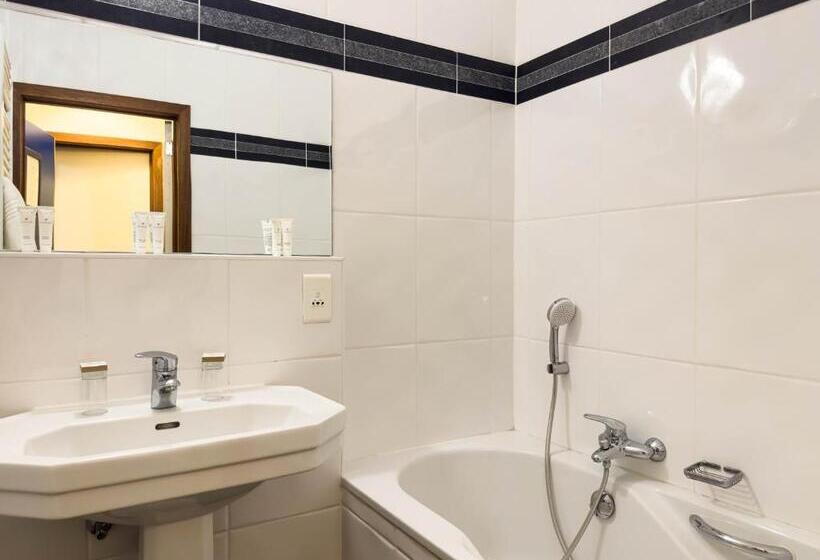 اتاق خانوادگی با چشمانداز جانبی دریا, Villa Select