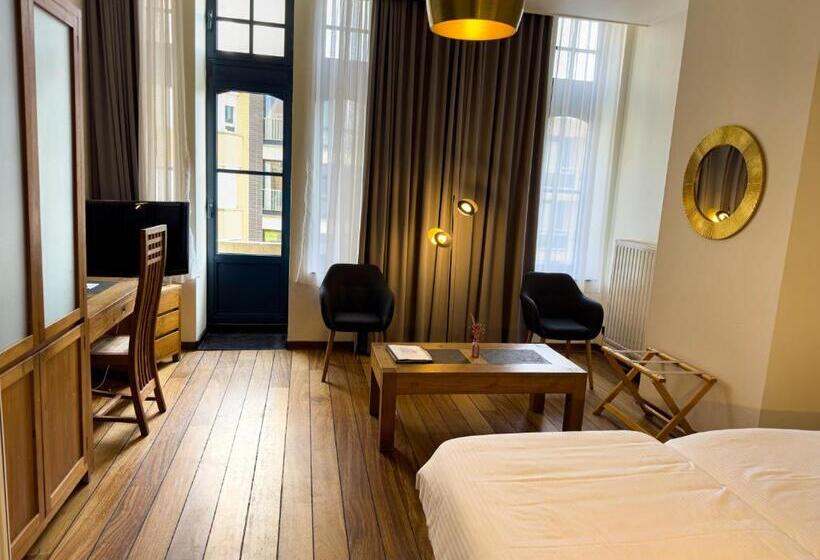 اتاق خانوادگی با چشمانداز جانبی دریا, Villa Select