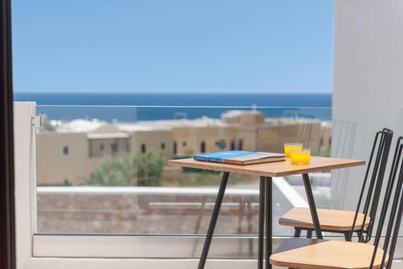 جناح جونيور, Mar N Mar Crown Hotel Suites