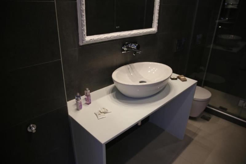 جناح جونيور, Mar N Mar Crown Hotel Suites