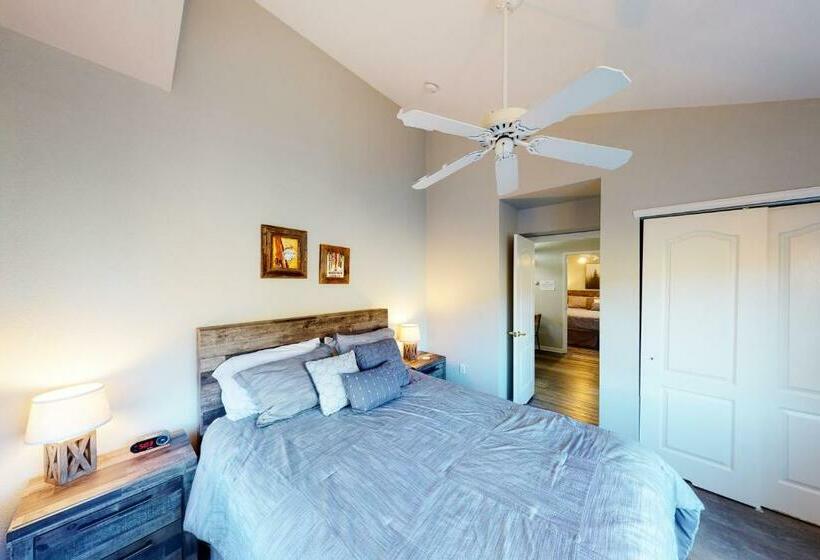 침실 2개 아파트, Crazy Horse Condo