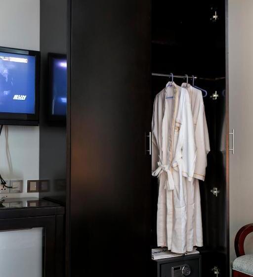 اتاق لوکس با تخت بزرگ, Fars Hotel & Resorts   Bar Buffet Pool Spa