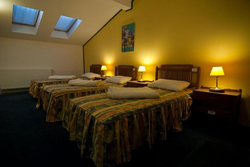 חדר סטנדרט לשלושה, Astra