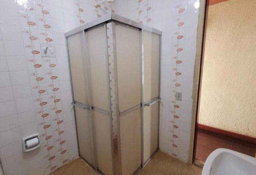 标准单人间, Hotur