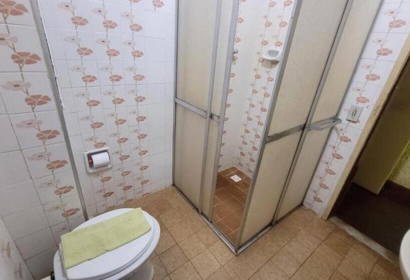 标准单人间, Hotur