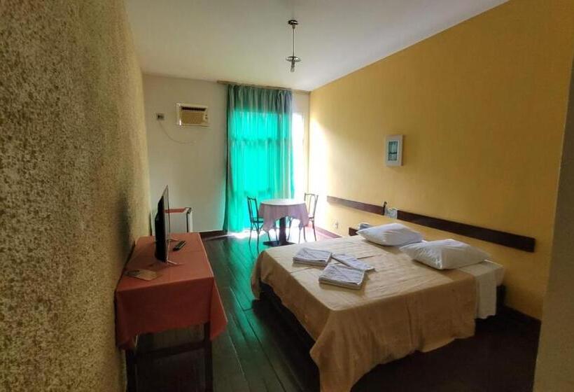 标准单人间, Hotur