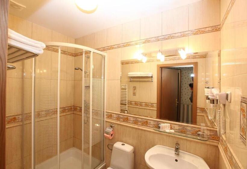 غرفة ديلوكس, Janusz