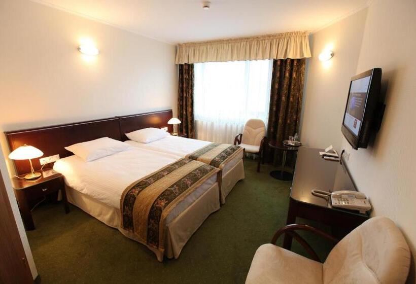 غرفة ديلوكس, Janusz