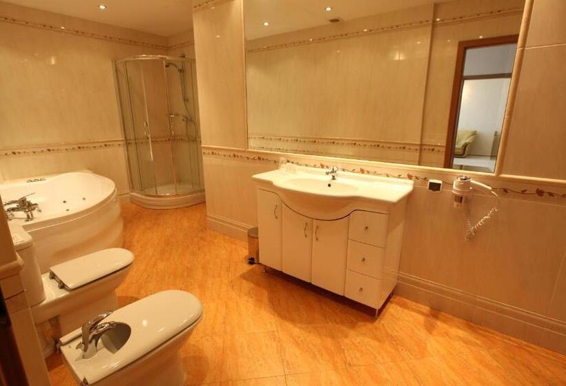 جناح ديلوكس, Janusz