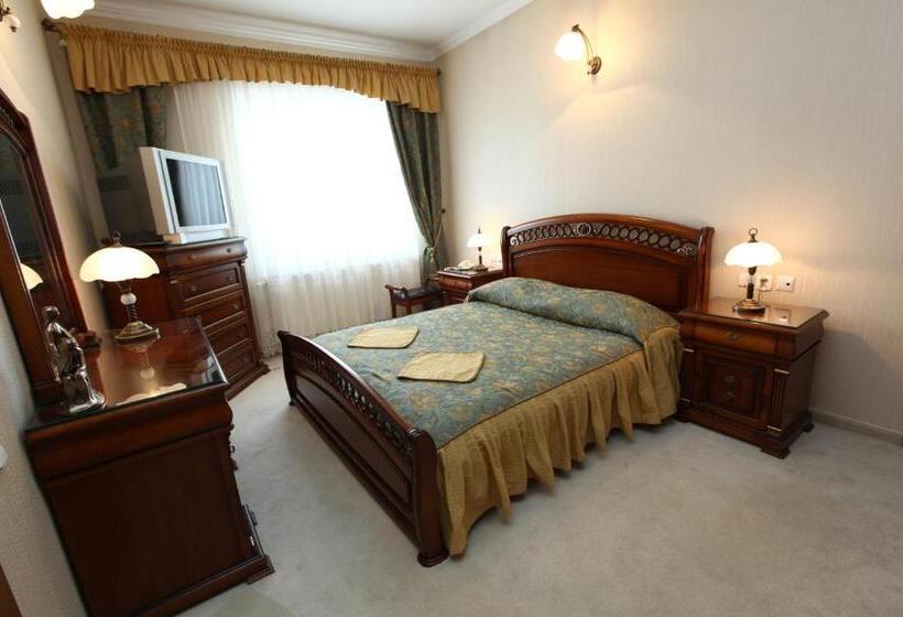 جناح ديلوكس, Janusz