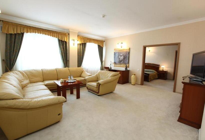 جناح ديلوكس, Janusz