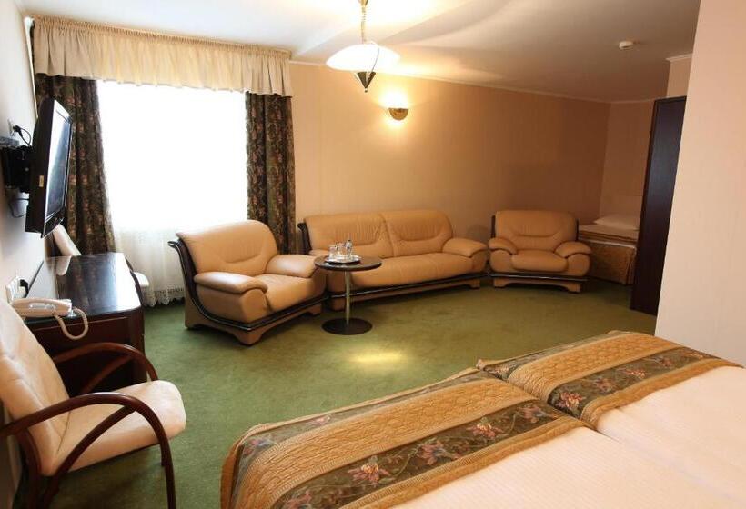 جناح عائلي, Janusz