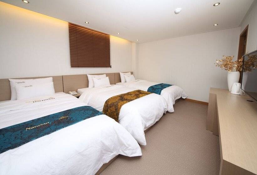 חדר דלוקס לשלושה, Namsan Hill