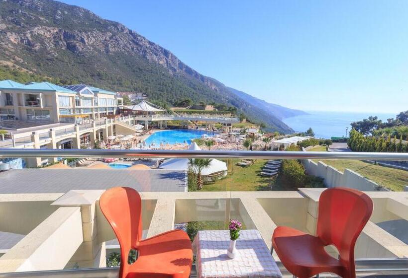 غرفة قياسية مزوَّدة بشُرفة إطلالة جانبية علي البحر, Orka Sunlife Resort Hotel And Aquapark