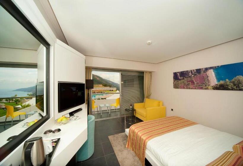 غرفة قياسية مزوَّدة بشُرفة إطلالة جانبية علي البحر, Orka Sunlife Resort Hotel And Aquapark