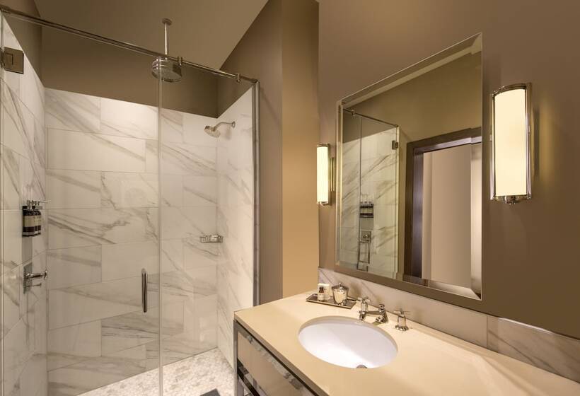 디럭스 룸 킹사이즈 침대, The Crawford