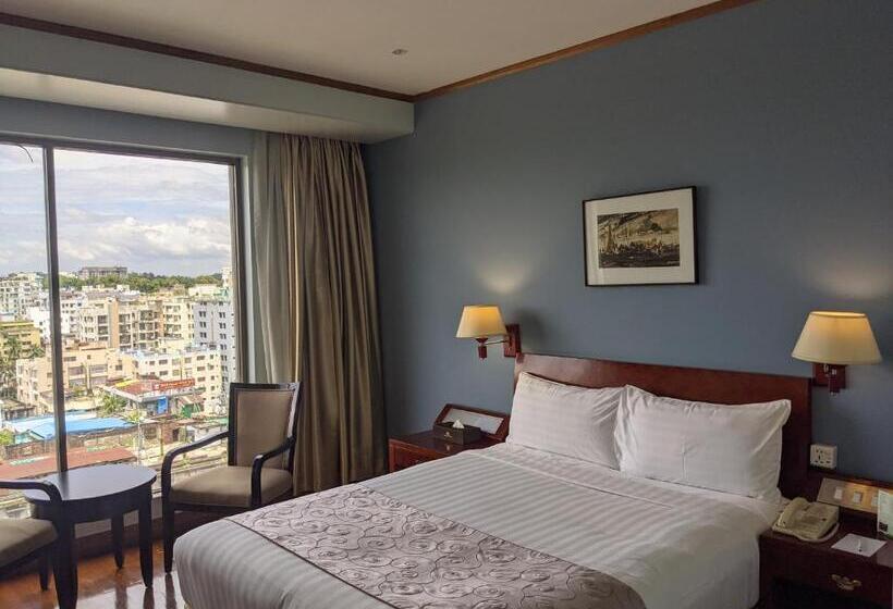 Номер Deluxe, The Peninsula Chittagong Limited