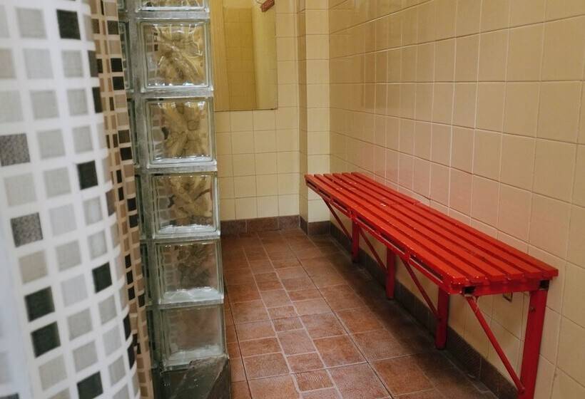 تختخواب در اتاق مشترک, Ideal Social Hostel