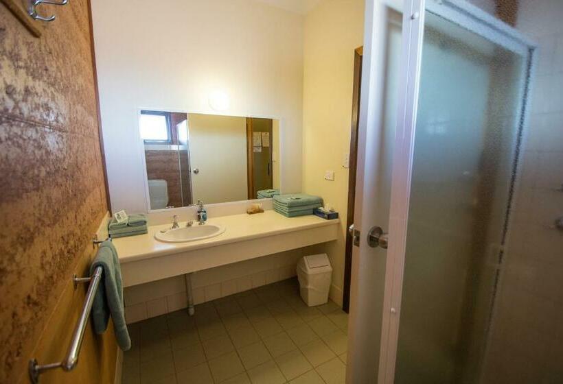 اتاق استاندارد, Mud Hut Motel