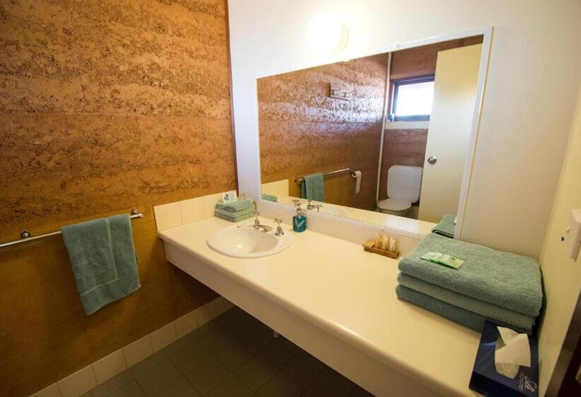 اتاق استاندارد, Mud Hut Motel