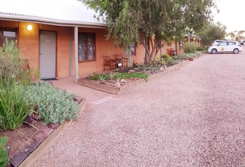 اتاق خانوادگی, Mud Hut Motel