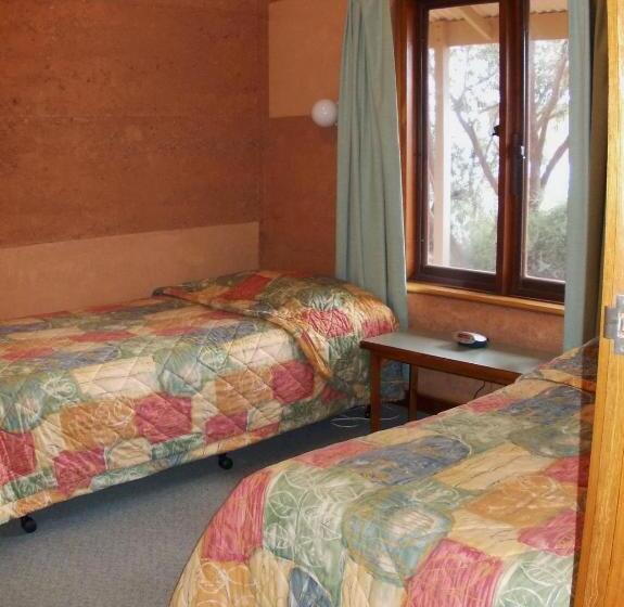 شقة غرفتين, Mud Hut Motel