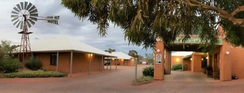 اتاق استاندارد, Mud Hut Motel