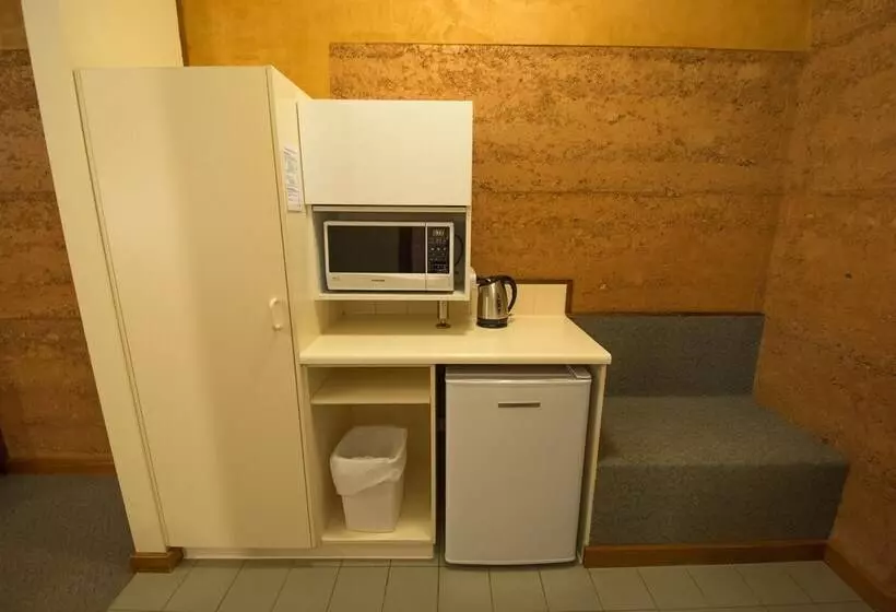 اتاق استاندارد, Mud Hut Motel