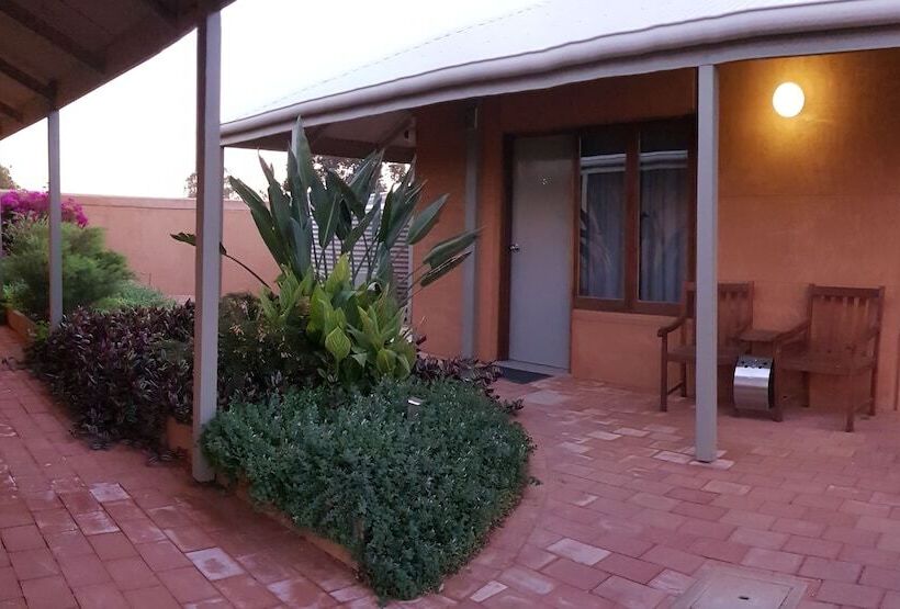 اتاق استاندارد, Mud Hut Motel