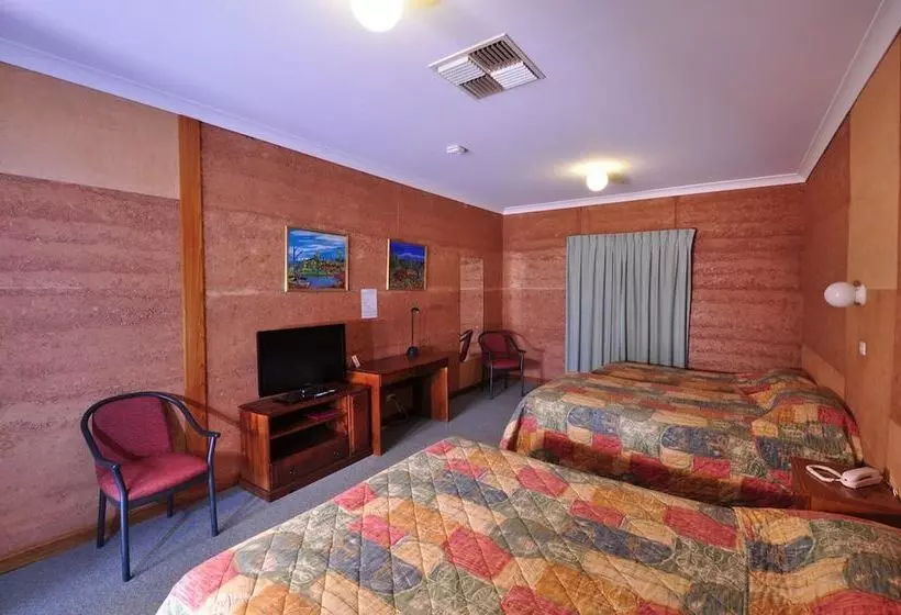 اتاق خانوادگی, Mud Hut Motel