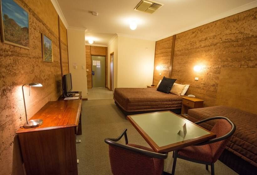 Семейный Номер, Mud Hut Motel