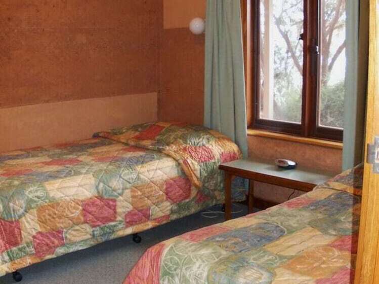 اتاق خانوادگی, Mud Hut Motel