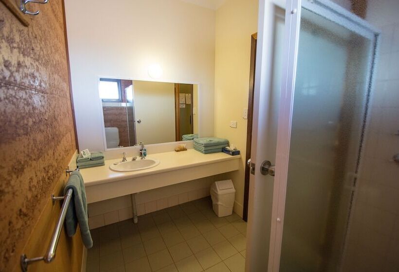 اتاق خانوادگی, Mud Hut Motel