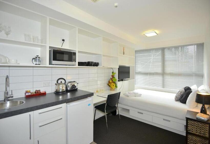 استودیوی استاندارد, Southwark Hotel & Apartments