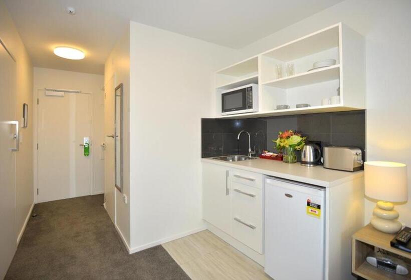 استودیوی سوپریور, Southwark Hotel & Apartments