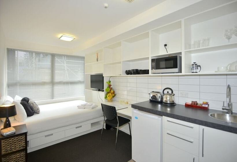 استودیوی استاندارد, Southwark Hotel & Apartments