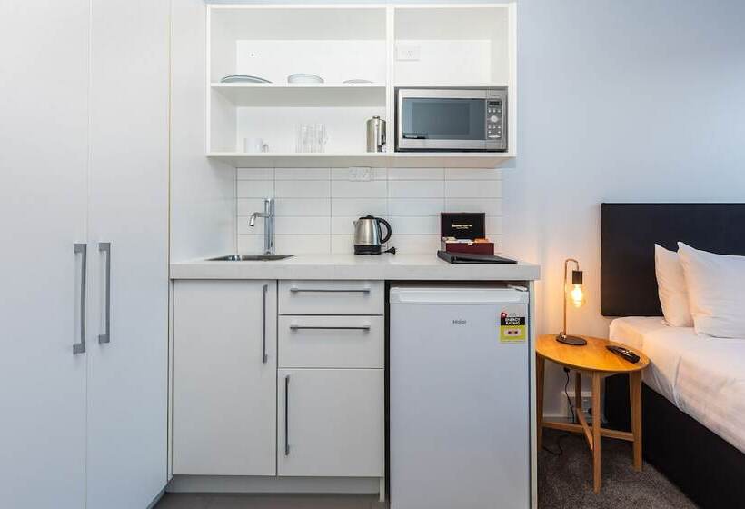 استودیوی سوپریور, Southwark Hotel & Apartments