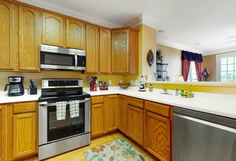 דירת שלושה חדרים, Folly Me To The Beach!