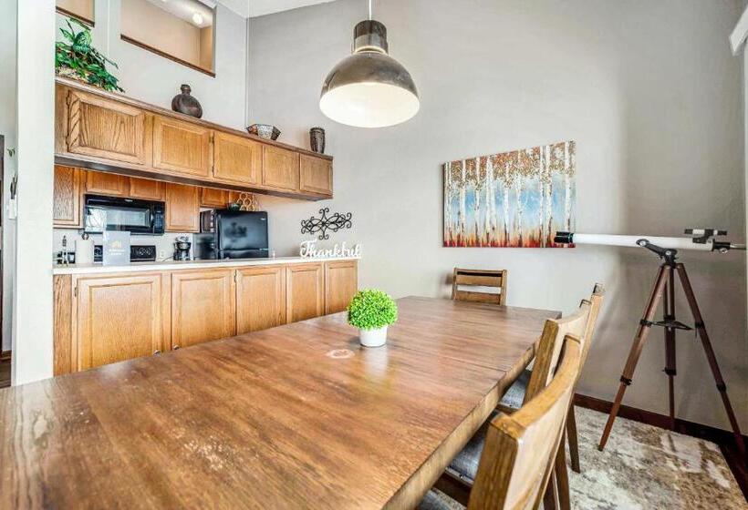 침실 2개 아파트, Granby Condo With Views