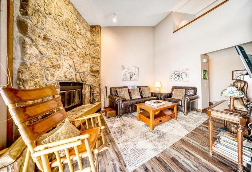 침실 2개 아파트, Granby Condo With Views