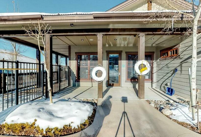 شقة غرفتين, Village Rd 309