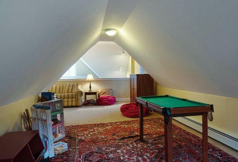 Дом 3 Спальни, Castle Hill Condo