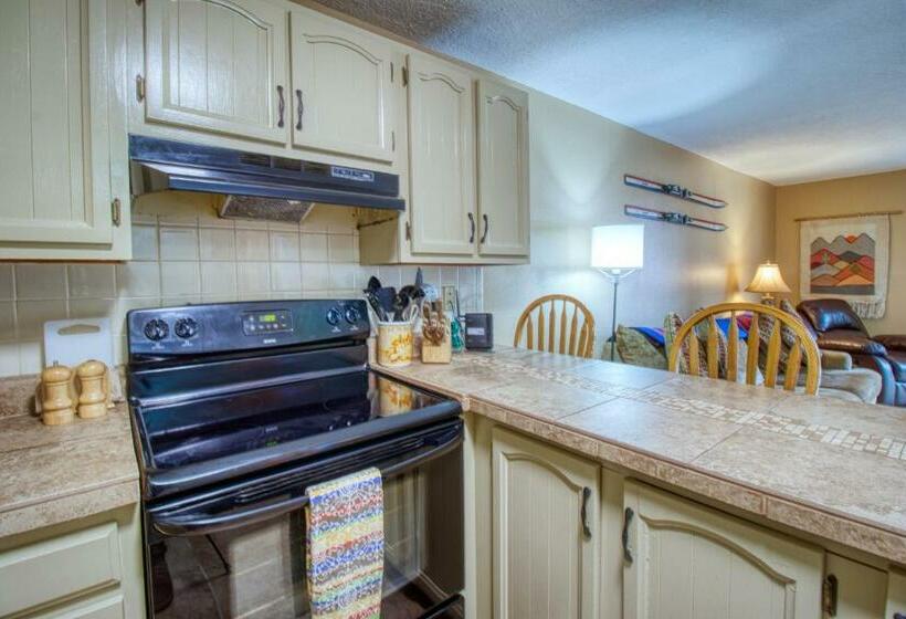 דירת שני חדרים, Debbie S Den