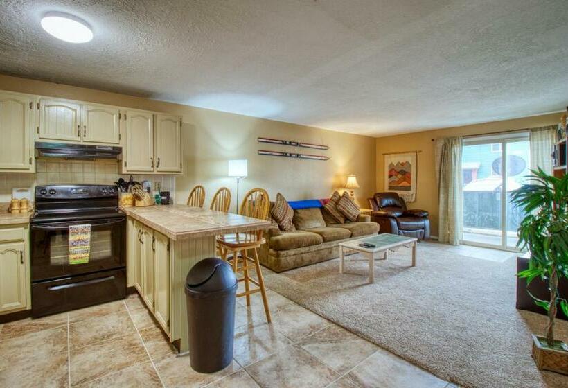 דירת שני חדרים, Debbie S Den