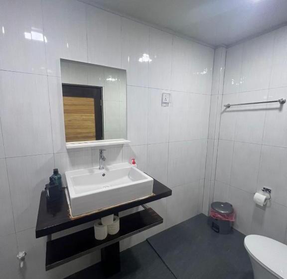 سوییت لوکس, Rasdu View Inn