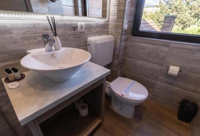 اتاق استاندارد چهارنفره با بالکن, Verdi Rooms