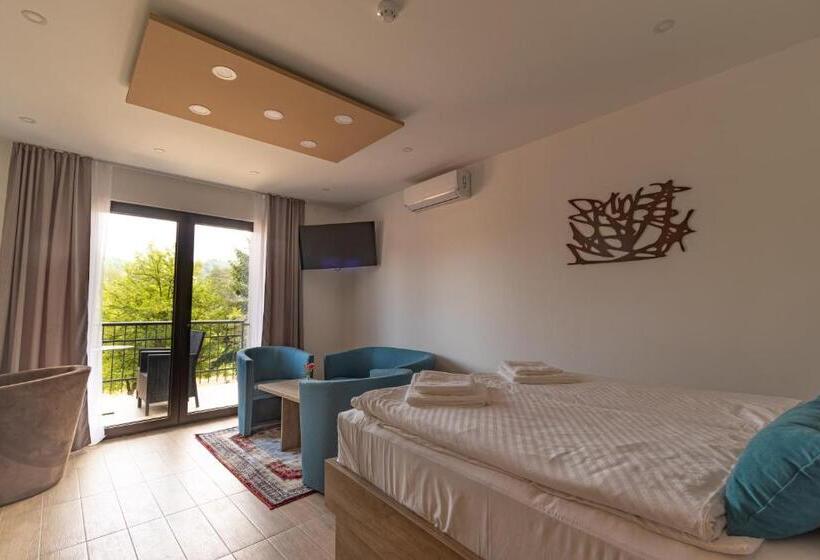 اتاق استاندارد چهارنفره با بالکن, Verdi Rooms