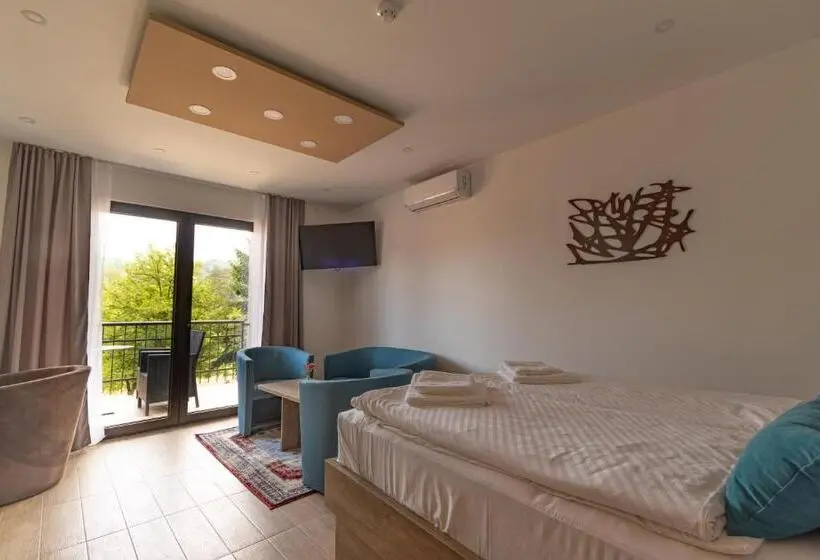 اتاق استاندارد چهارنفره با بالکن, Verdi Rooms